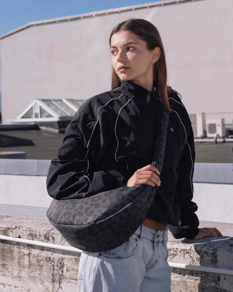 Umhängetasche Johnny Urban Half Moon Bag Lou Large Grey Leo